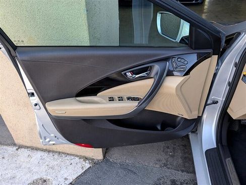 Used 2012 Hyundai Azera w/ Technology Pkg image 18
