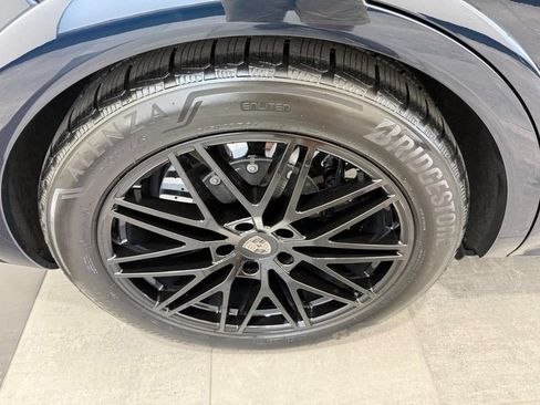 Certified 2025 Porsche Cayenne Turbo AWD/4WD image 8