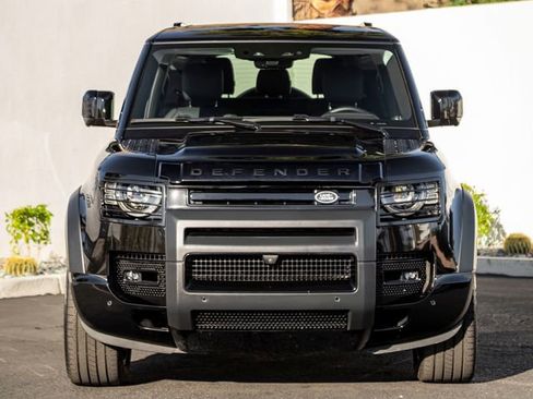 Used 2025 Land Rover Defender 90 X-Dynamic SE image 3