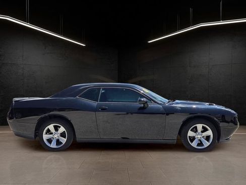 Used 2015 Dodge Challenger SXT RWD image 8