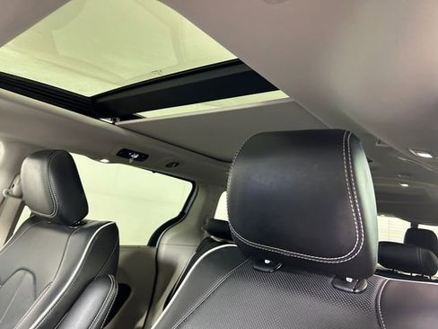 Used 2024 Chrysler Pacifica Limited image 13