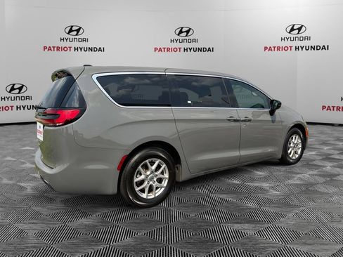 Used 2025 Chrysler Pacifica Select FWD image 3