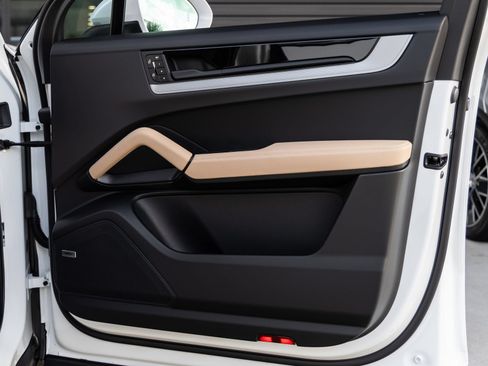 Certified 2026 Porsche Cayenne AWD/4WD image 39