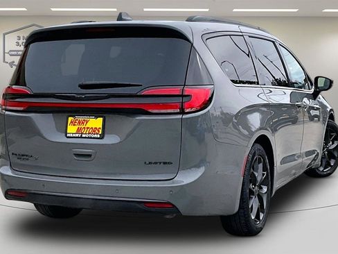 Used 2025 Chrysler Pacifica Limited image 7