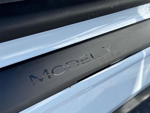 Used 2021 Tesla Model Y Long Range image 19
