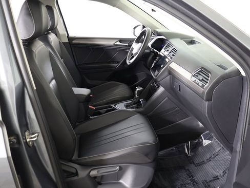 Used 2023 Volkswagen Tiguan SE FWD image 32