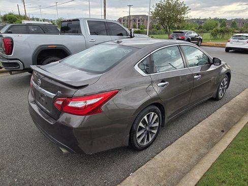 Used 2016 Nissan Altima 2.5 SL w/ 2.5 Technology Package FWD image 10