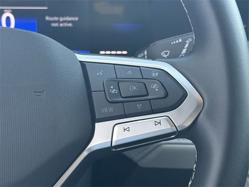 Certified 2025 Volkswagen Taos SE image 12