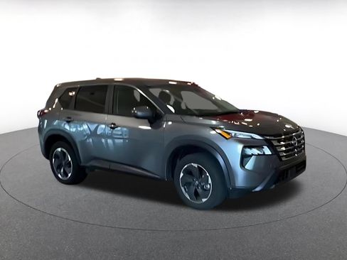 Used 2025 Nissan Rogue SV FWD image 2