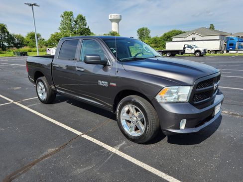 Used 2018 RAM 1500 Express w/ Express Value Package AWD/4WD image 9