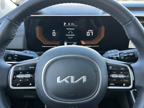 Certified 2025 Kia Carnival EX image 25