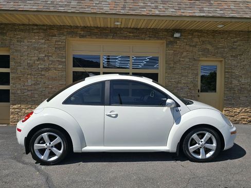 Used 2008 Volkswagen Beetle Triple White Edition FWD image 5