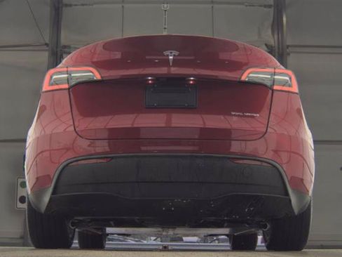 Used 2024 Tesla Model Y Long Range AWD/4WD image 3