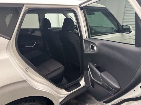 Used 2022 Kia Soul LX image 7