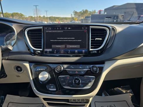 Used 2023 Chrysler Pacifica Touring-L image 26