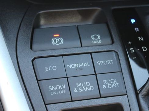 Used 2022 Toyota RAV4 LE AWD/4WD image 10