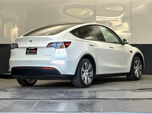 Used 2023 Tesla Model Y Long Range AWD/4WD image 3