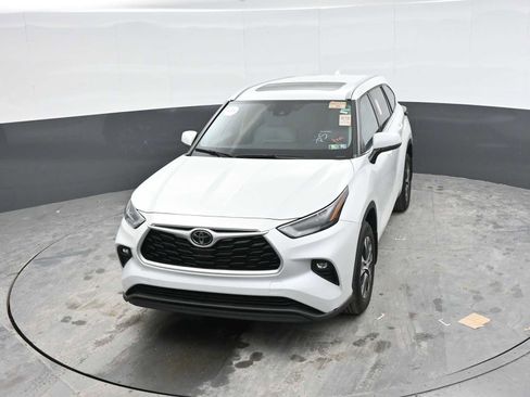 Used 2022 Toyota Highlander XLE AWD/4WD image 16