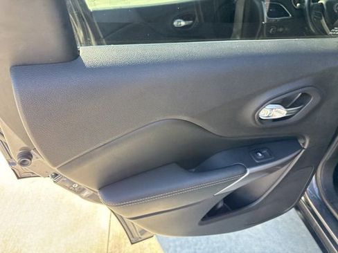 Used 2019 Jeep Cherokee Limited image 29