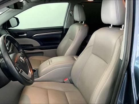 Used 2019 Toyota Highlander Limited FWD image 11