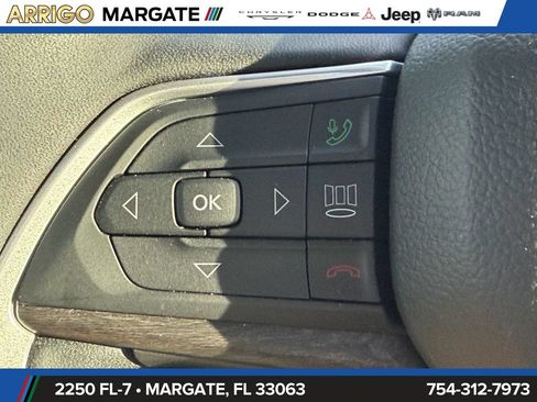 Used 2025 Jeep Grand Cherokee Limited w/ Luxury Tech Group II AWD/4WD image 31