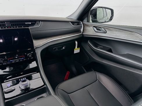 New 2025 Jeep Grand Cherokee Limited image 30