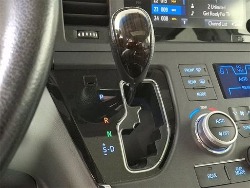 Used 2015 Toyota Sienna XLE image 18