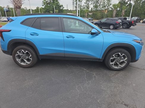 Used 2025 Chevrolet Trax LT FWD image 7