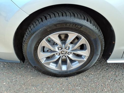 Used 2021 Toyota Sienna XLE w/ XLE Plus Package AWD/4WD image 9