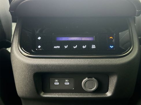 Used 2025 Nissan Armada PRO-4X image 26