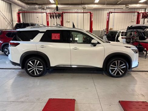 Certified 2025 Nissan Pathfinder Platinum w/ Cargo Package FWD image 6