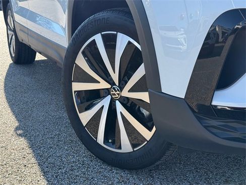 Certified 2022 Volkswagen Taos SE image 2
