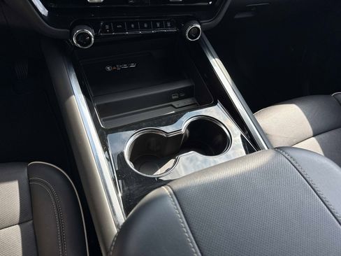 Used 2025 Chevrolet Suburban Premier image 27