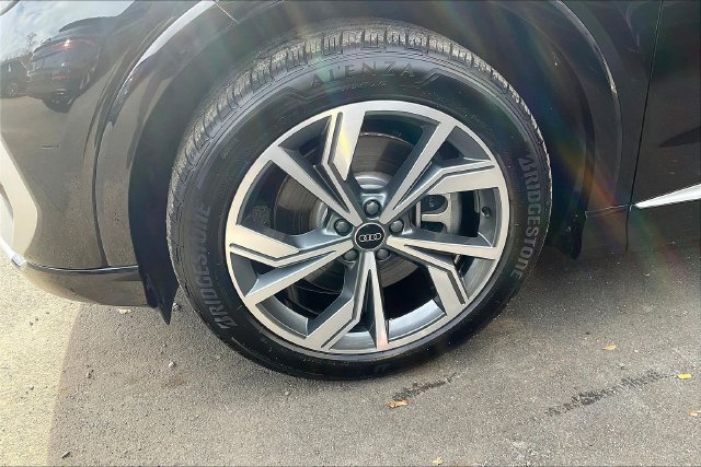 Used 2025 Audi Q4 e-tron Prestige AWD/4WD image 9