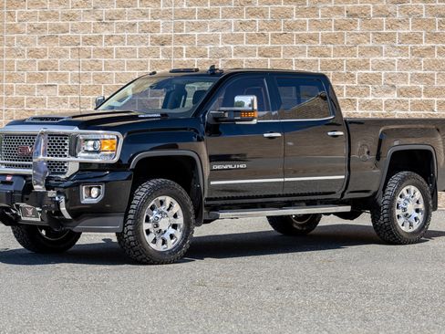 Used 2017 GMC Sierra 2500 Denali w/ Duramax Plus Package AWD/4WD image 8