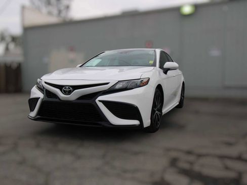 Used 2023 Toyota Camry SE image 1