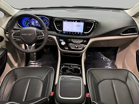 Used 2023 Chrysler Pacifica Limited image 12