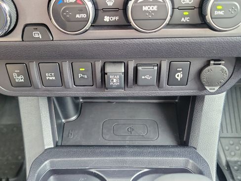 Used 2021 Toyota Tacoma TRD Off-Road w/ Technology Package AWD/4WD image 35