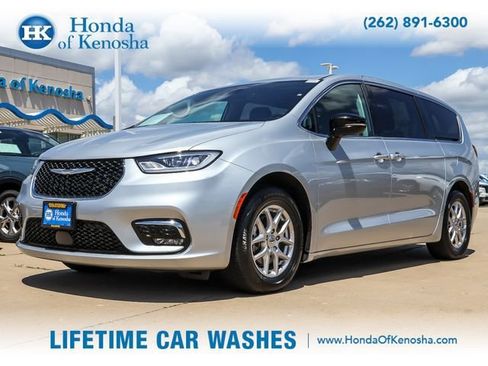 Used 2024 Chrysler Pacifica Touring-L FWD image 1