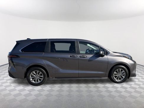 Certified 2024 Toyota Sienna LE image 17