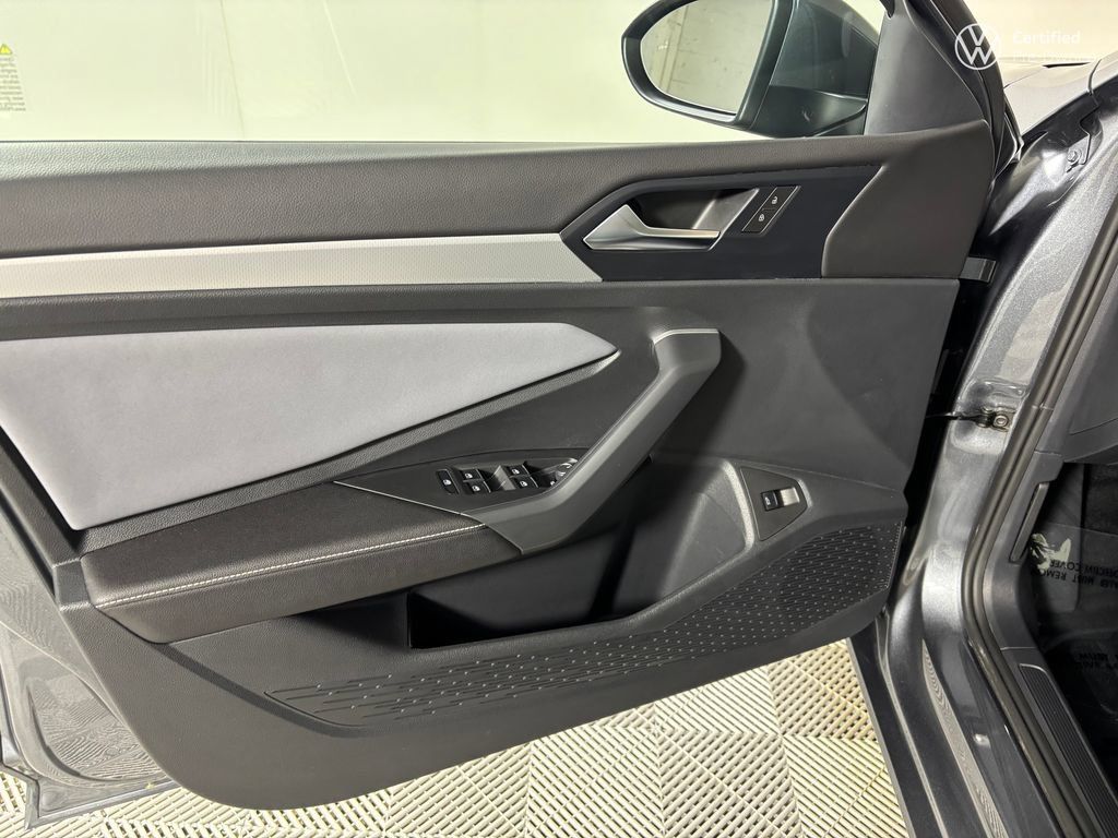 Used 2025 Volkswagen Jetta SE w/ Sunroof Package FWD image 14