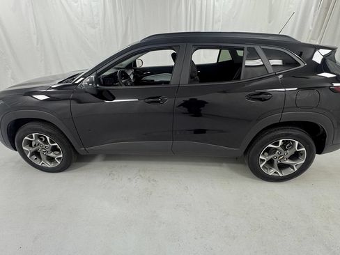 Used 2025 Chevrolet Trax LT w/ LT Convenience Package FWD image 6