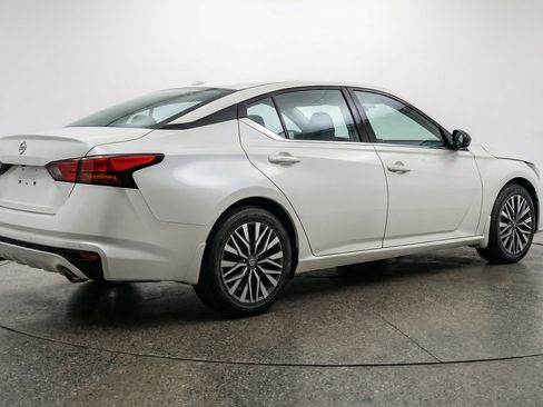 Used 2025 Nissan Altima 2.5 SV FWD image 9