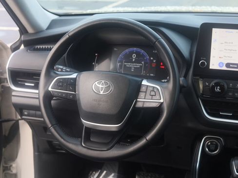 Used 2024 Toyota Grand Highlander AWD image 14