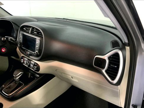 Used 2025 Kia Soul LX w/ LX Technology Package FWD image 16