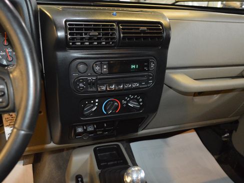 Used 2004 Jeep Wrangler Sahara w/ Dual Top Group AWD/4WD image 17