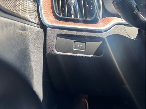 Used 2023 Volvo XC60 B5 Plus AWD/4WD image 18