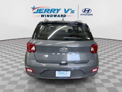 Used 2024 Hyundai Venue Limited image 7