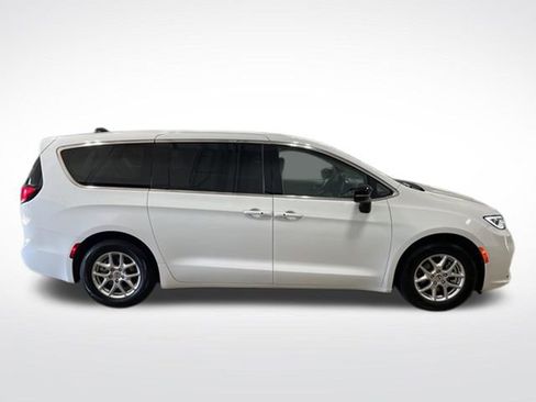 Used 2024 Chrysler Pacifica Touring-L image 3