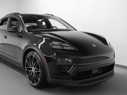 New 2026 Porsche Macan 4 Electric image 9